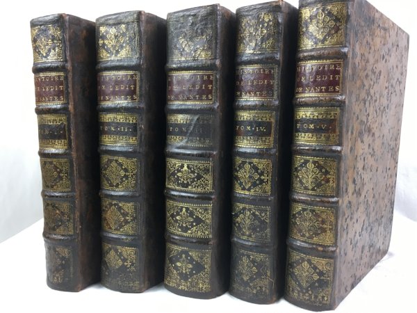 Histoire de l'Edit de Nantes. Tome 1-3 en 5. Delft, Adrien Beman, 1693-95.