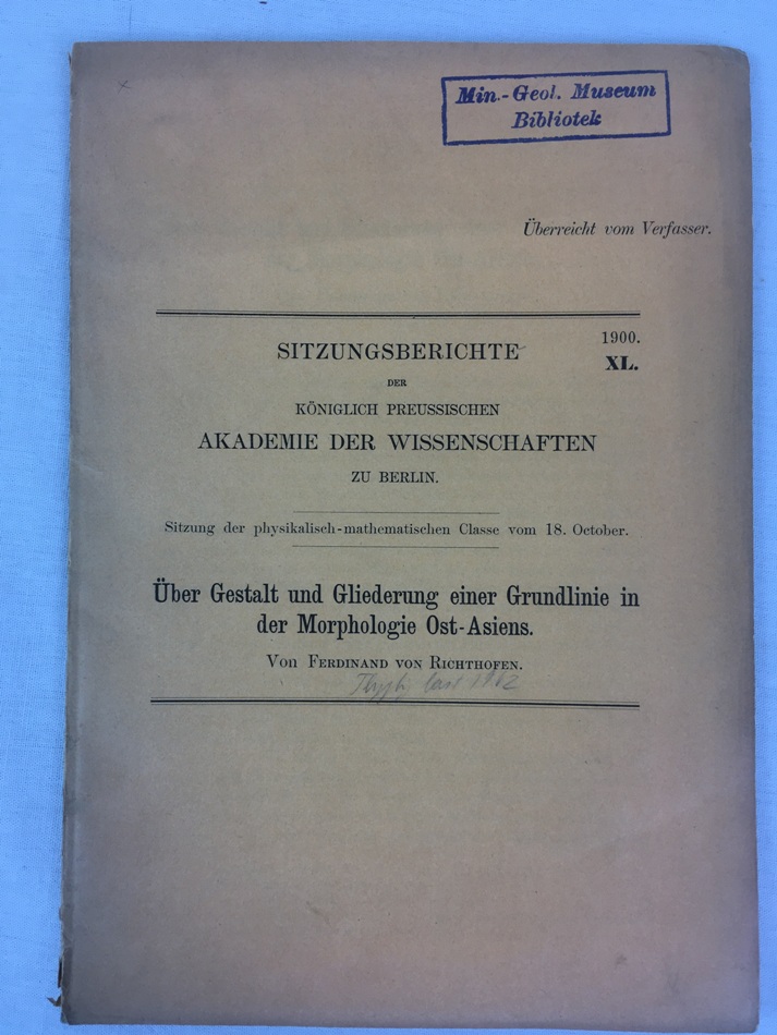 Ueber Gestalt und Gliederung einer Grundlinie in der Morphologie Ost-Asiens. Berlin, 1900. (in: Sitzungsberichte der Koeniglich Preussischen Akademie der Wissenschaften zu Berlin ; 1900, 40).