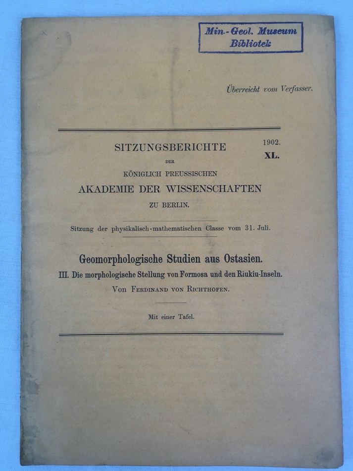 Gestalt und Gliederung der ostasiatischen Kuestenbogen. Berlin, 1901.(in: Sitzungsberichte der Koeniglich Preussischen Akademie der Wissenschaften zu Berlin ; 1901, 36 . Geomorphologische Studien aus Ostasien ; 2).